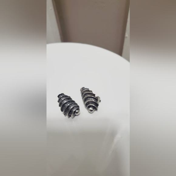 Ridged Black/Silver Hoops Earrings. Spring Plated Clip On Earrings. 🌴 - Picture 4 of 4